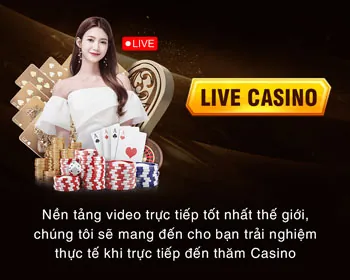 Người chơi tập trung vào màn hình casino trực tiếp 32win2 nổ hũ, thể hiện sự tính toán và chiến thuật